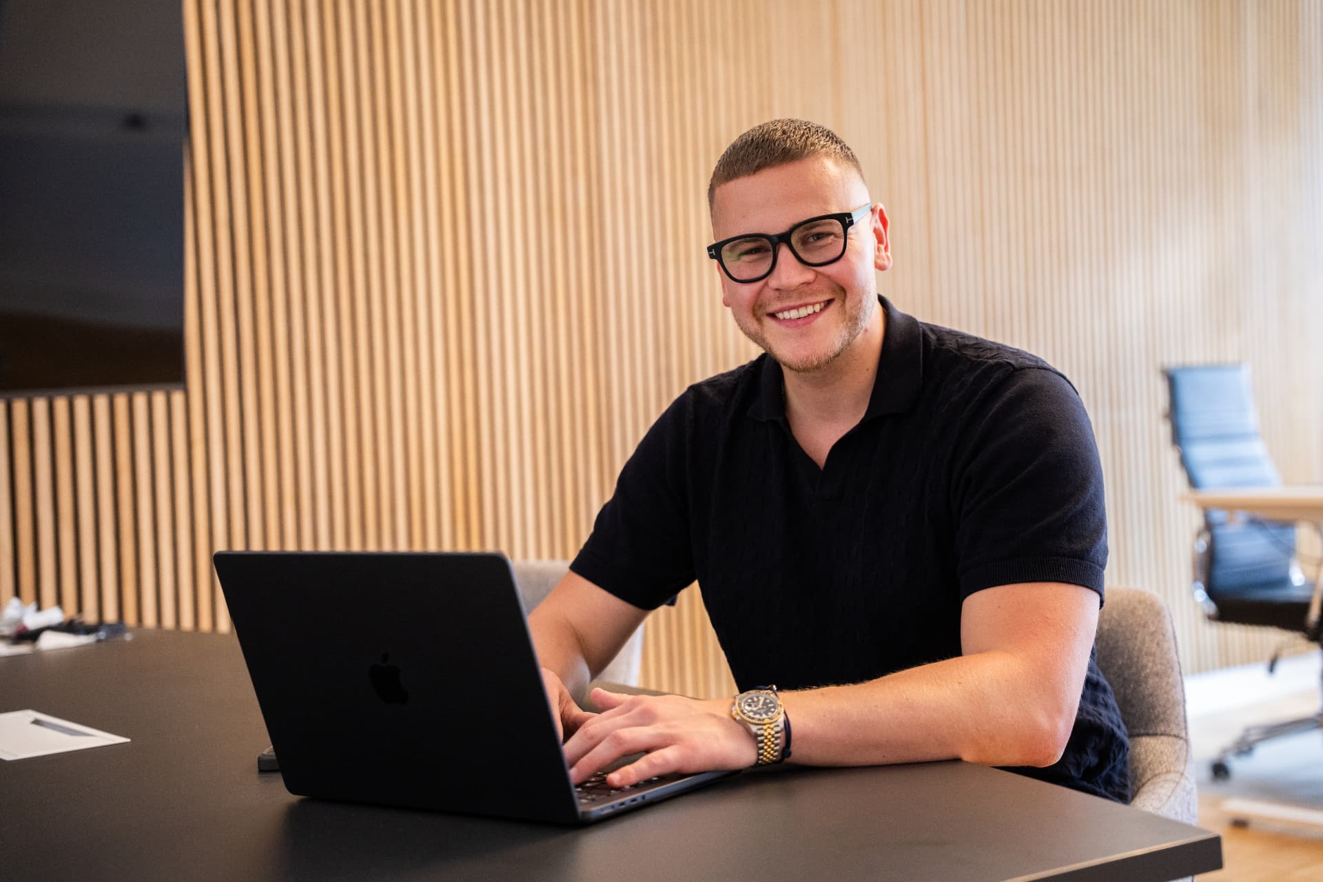 Max Klima am Schreibtisch im Avina Büro in Hamburg